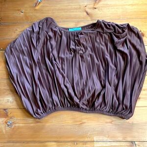 Super cute pleated crop top! Never worn, size M.